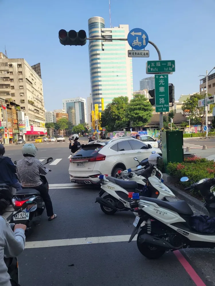 盧男被警方強勢逮捕後，車輛繼續往前滑行，撞上路燈桿，幸好無人受傷。讀者提供