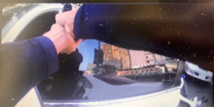 警方掏槍喝令盧男：「下車！」讀者提供