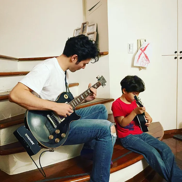 鳳小岳曾從父親手中接過1只充滿故事的腕錶，他也想過要拿腕錶繼續傳承給兒子。翻攝rhydianvaughan_official IG