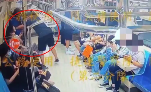 全车傻眼！12岁男童陪母搭北捷坐博爱座　阿伯不爽竟抓他头撞车厢