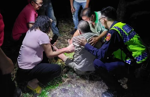 嘉义竹崎警民合作 凌晨找到跌落溪床老翁