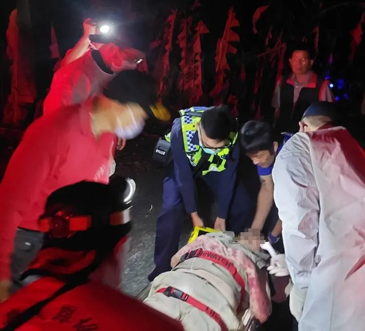 吳姓老翁送醫救治。警方提供