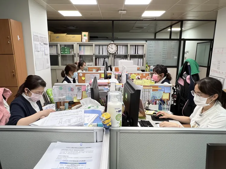 在疫情嚴峻時，黃妙慧與感控小組幾乎是以院為家。慈濟提供