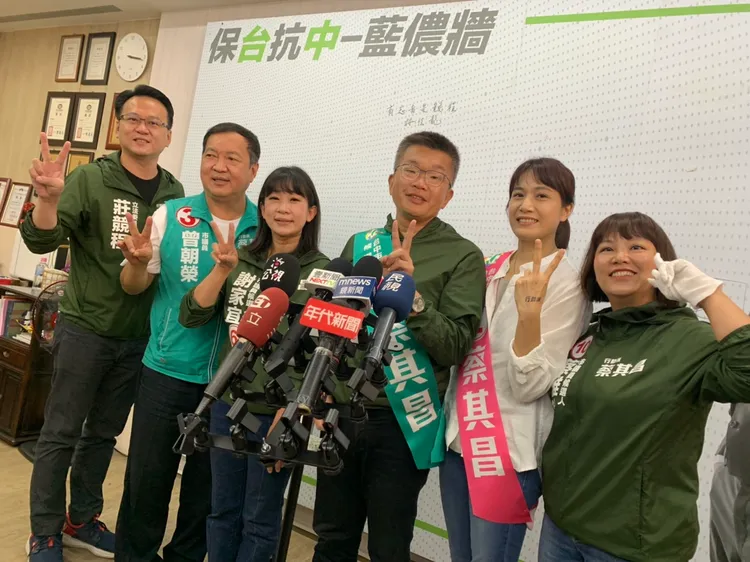 蔡其昌合體老婆黃廷玉，跟立委莊競程、北屯區市議員曾朝榮與市議員候選人謝家宜、蔡雅玲比出「2號」手勢，同呼「去投票就會贏！」曾雪蒨攝