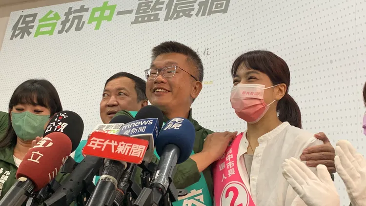 立法院大副院長蔡其昌在老婆黃廷玉面前害羞地像個小男人，但還是不忘當眾跟老婆告白「我真的很愛她！」曾雪蒨攝