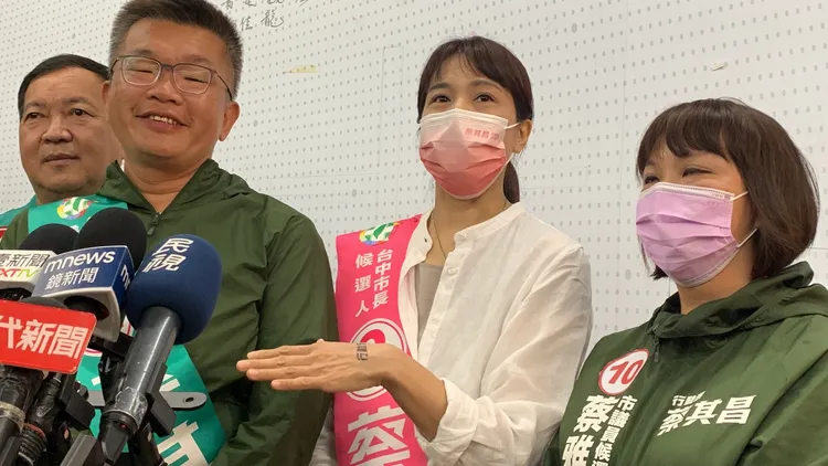 瞇瞇眼蔡其昌夫人黃玉廷有雙大眼睛，大方地替老公維持老人健保、擴大愛心敬老卡政見做保證。曾雪蒨攝