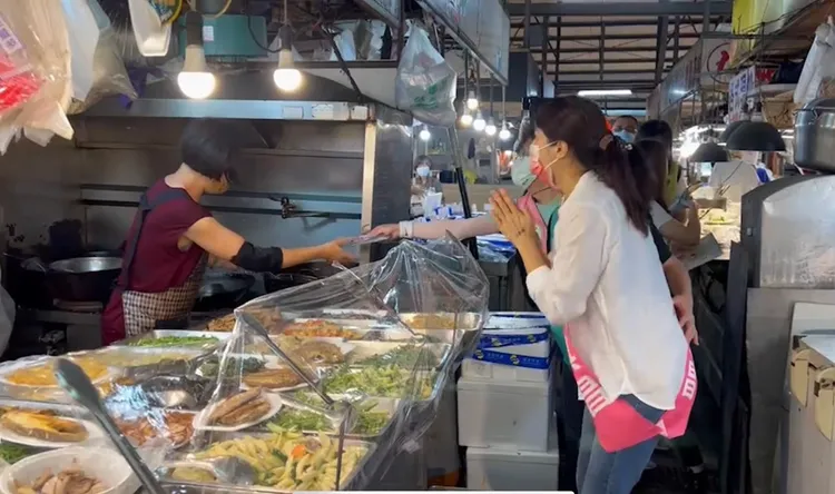 黃廷玉今天扮演老公蔡其昌分身，深入北平黃昏市場跟攤商與菜籃族請託拜票支持2號蔡其昌。曾雪蒨攝