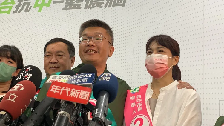 站在老婆身邊，蔡其昌壓力彷彿少了一大半，幸福笑容從沒斷過。曾雪蒨攝