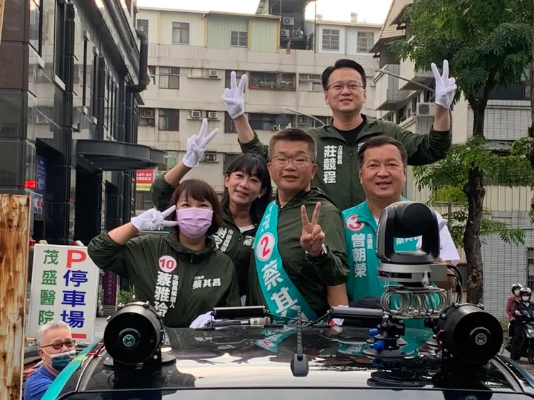 蔡其昌今天下午進行北屯區街道掃街拜票活動，立委莊競程、北屯區市議員曾朝榮，以及北屯市議員候選人謝家宜與蔡雅玲一起比出勝利的2號。曾雪蒨攝