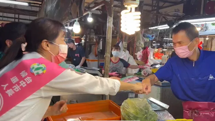蔡其昌夫人黃廷玉下午走進北平黃昏市場跟攤商、買菜的市民請託拜票。曾雪蒨攝
