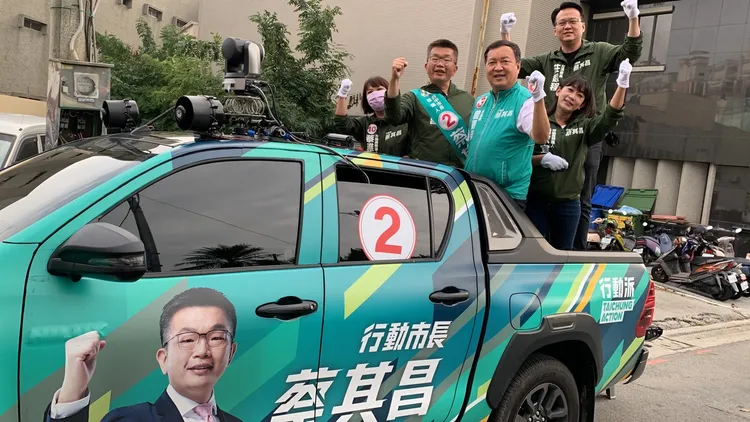 蔡其昌在立委莊敬程、北屯區市議員曾朝榮與市議員候選人蔡雅玲、謝家宜陪同下進行北屯市區戰車掃街拜票。曾雪蒨攝