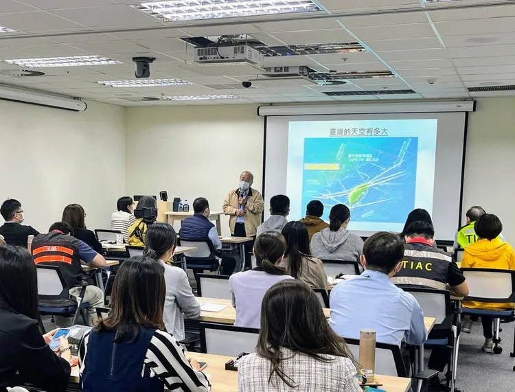 機場公司依機場營運、工程技術等職系所需專長，開設員工學習課程。桃機提供