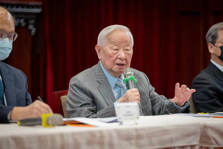 台積電創辦人張忠謀21日證實，台積電將前進美國亞利桑那州設置3奈米廠。總統府提供