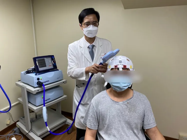 南投醫院復健科周建文主任為患者進行經顱磁刺激術。示意圖、南投醫院提供