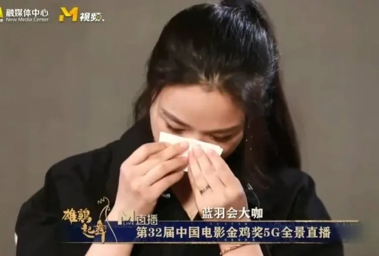 湯唯受訪時因自責落淚。翻攝野生炸姊微博