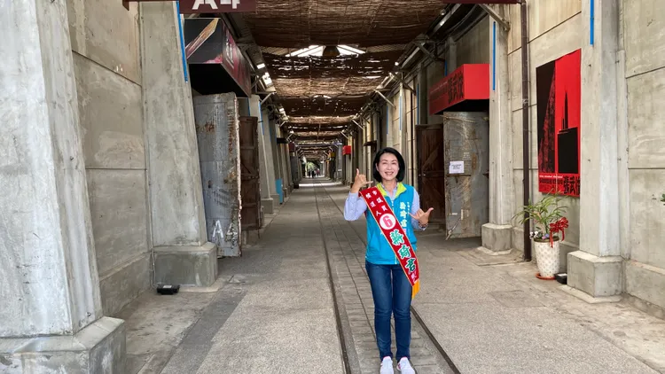 蔣琦君走訪蕭壟園區，認為16個倉庫可分別作為東南亞各國文化體驗館。王志弘攝