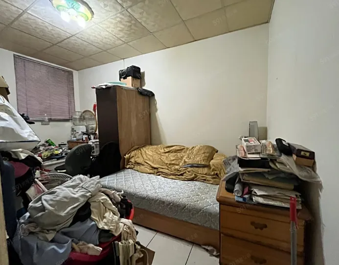 房屋內部堆積許多東西。翻攝591