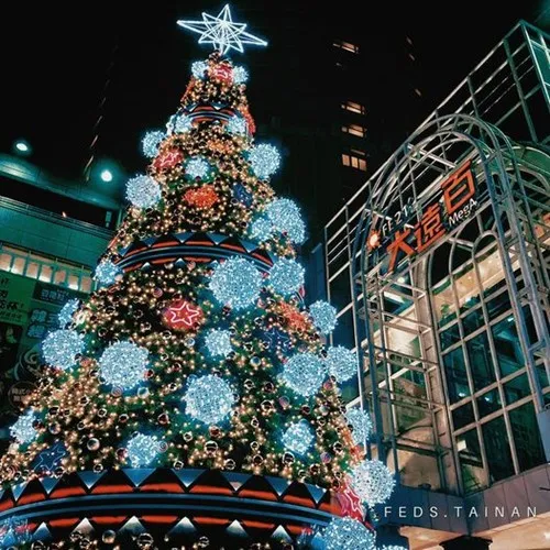 市府團隊與大遠百合作的原民風聖誕燈飾。台南觀旅局提供