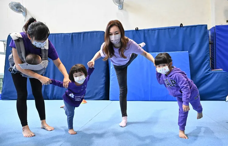 曾馨瑩帶著孩子們一起練習體操，學舞多年的她展現柔軟身段。永齡基金會提供