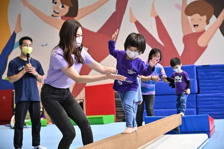 曾馨瑩小心翼翼扶著孩子們，散發母愛。永齡基金會提供