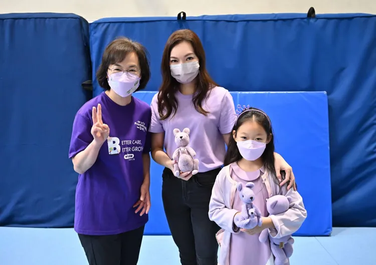 曾馨瑩（中）和小女兒11日過生日，母女攜手做公益。永齡基金會提供