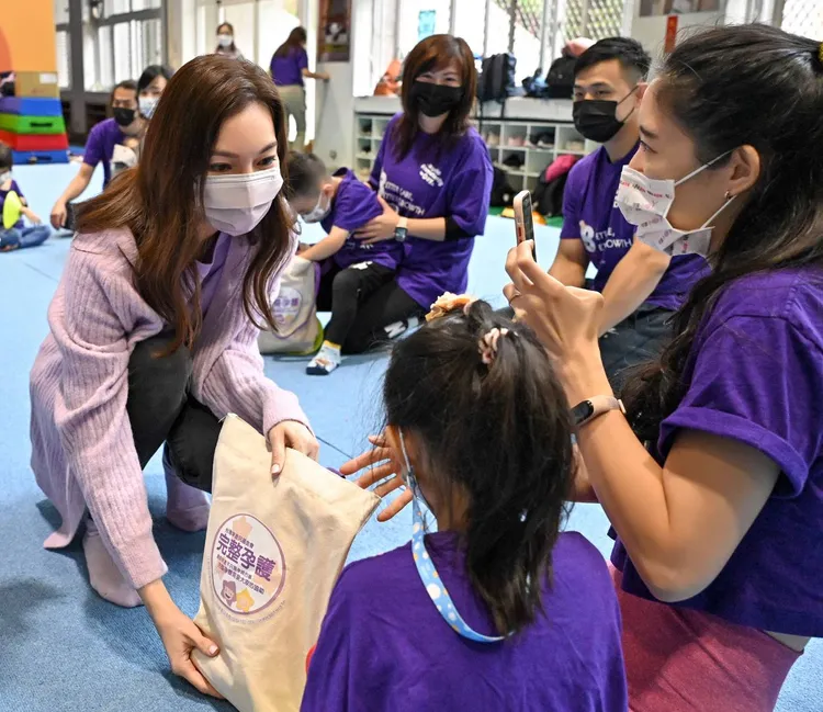 曾馨瑩贈送祝福禮袋。永齡基金會提供