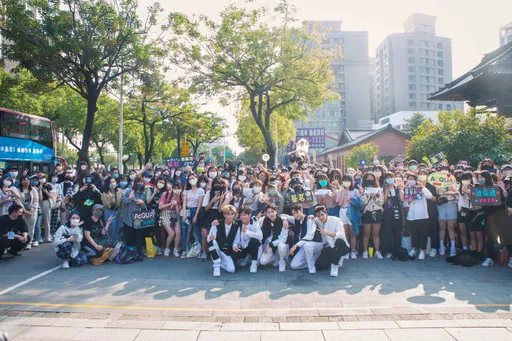 《原子少年》水星男團見面會吸千人相挺 「源少年」搭雙層巴士巡迴開唱