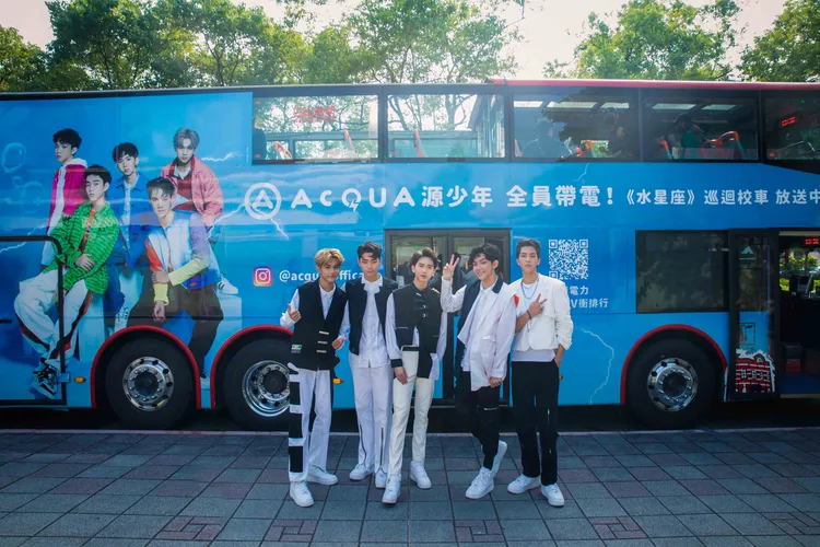 源少年搭水星雙層巴士校車巡迴。種子提供