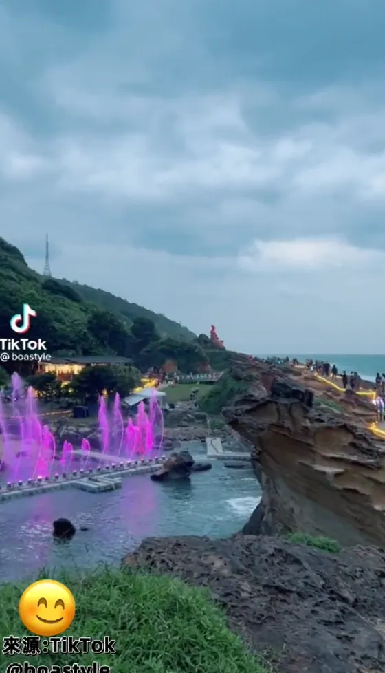 奇幻水幕光雕秀浪漫登場。TikTok@boastyle 提供
