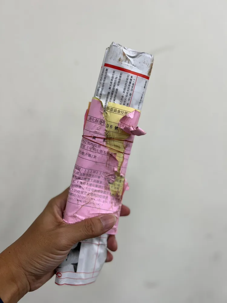 陳姓民眾拿到的選舉公報及通知單破爛不已。民眾提供