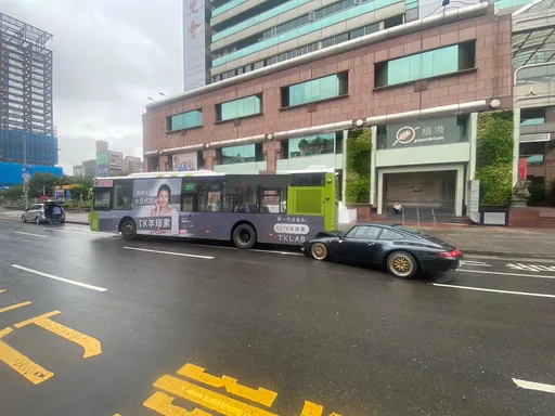 北市男駕保時捷911撞公車 疑宿醉肇事! 偏移車道釀禍