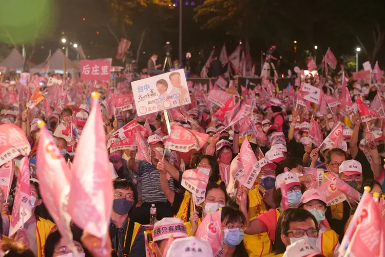 盧秀燕選前之夜造勢晚會，湧進逾3萬名支持者。張喆喜攝