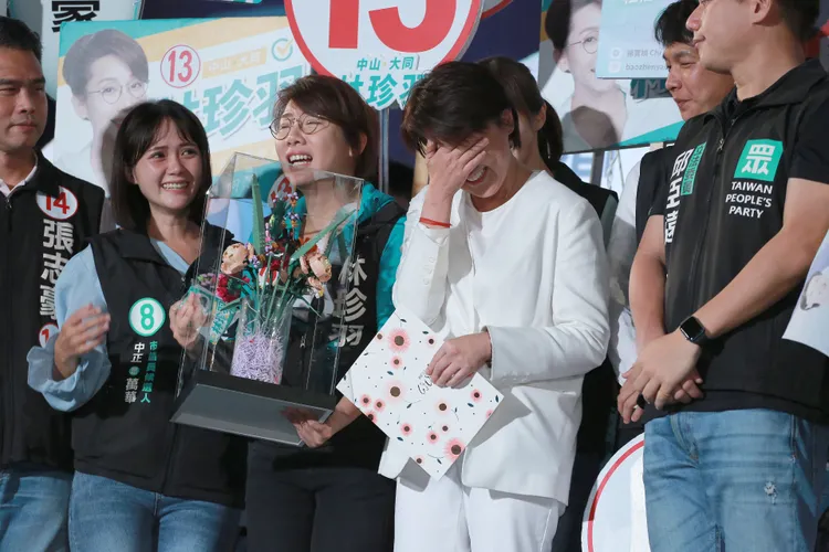 于美人要搶救王世堅，同選區的林珍羽(左3)在台上尷尬了。朱世閎攝