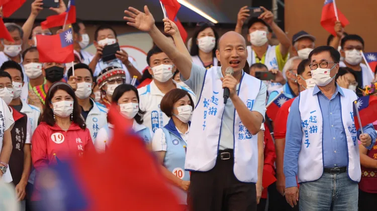 韓國瑜帶動萬名柯志恩支持者齊喊陳其邁當行政院長。侯昌䲢攝