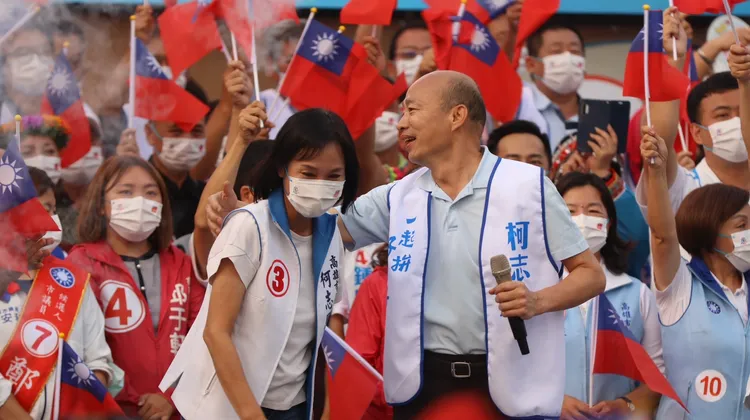 韓國瑜帶動萬名柯志恩支持者齊喊陳其邁當行政院長。侯昌䲢攝