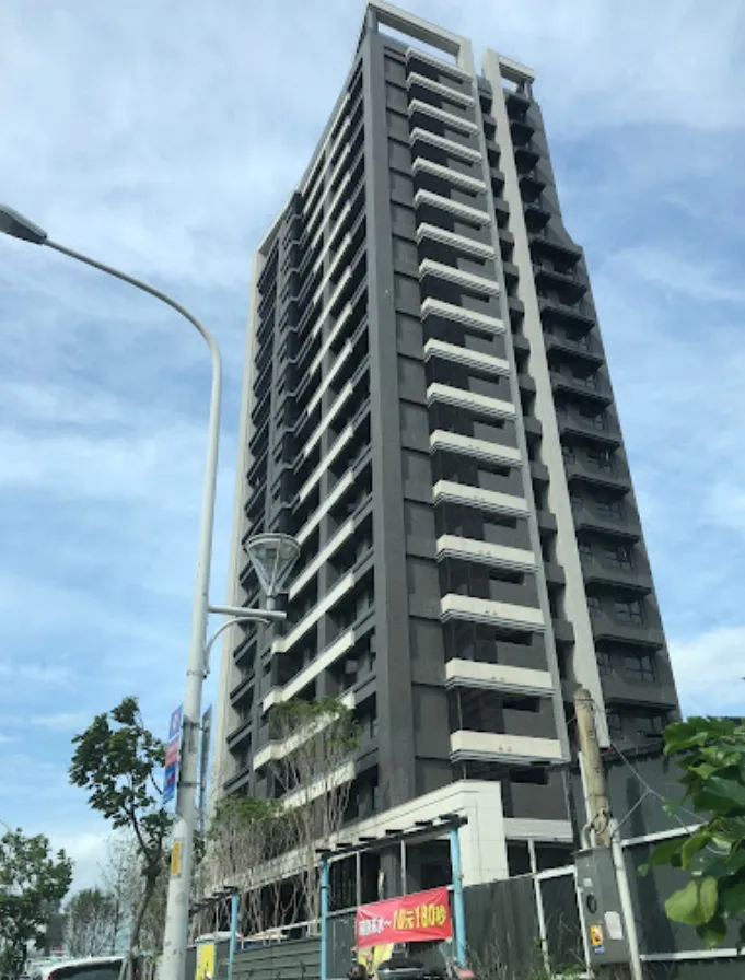 《壹蘋新聞網》依照網友提及的冠德預售案作為篩選，追查發現三重左岸確實有預售案開價逼近7字頭，例如基地位於疏洪東路一段的預售大樓「冠德天映」，每坪開價就要68萬元起。翻攝Google map