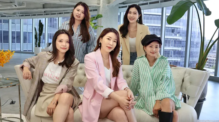 周品均與員工合影。莊宗達攝