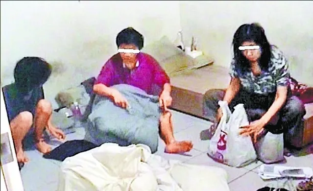 警方在709號內發現被犯嫌囚禁的街友。翻攝畫面
