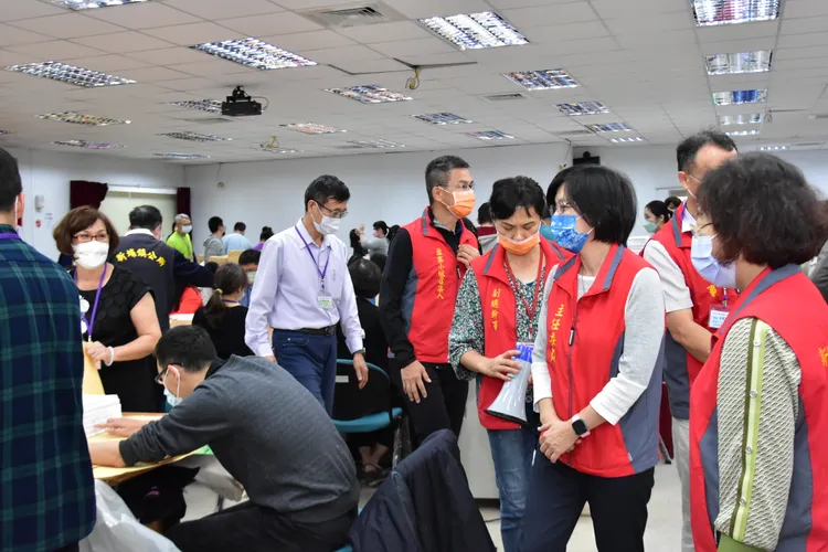 新竹縣選舉委員會主任委員陳季媛今上午視察領票狀況。新竹縣府提供