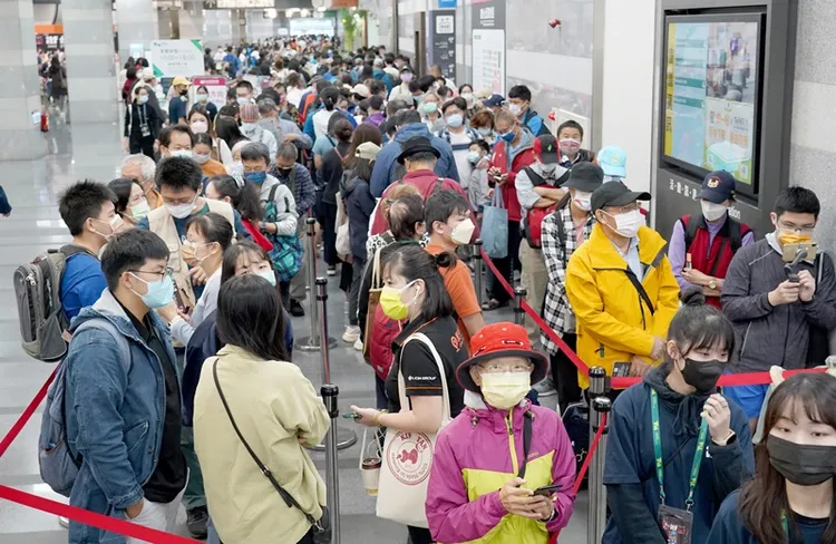 旅展優惠下殺吸引消費者排隊搶購。台灣觀光協會提供