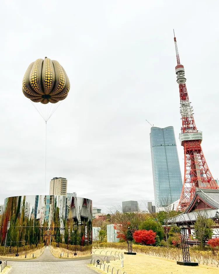 東京鐵塔附近的天空飛起草間彌生著名圓點南瓜造型大氣球。翻攝chika.t_219 IG