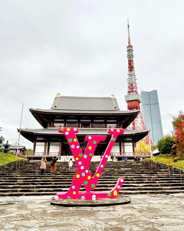 LV品牌標誌裝置出現在古蹟增上寺。翻攝chika.t_219 IG