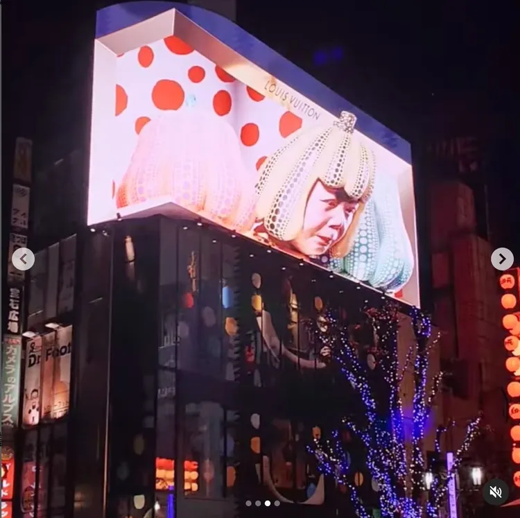 東京街頭的LV x YAYOI KUSAMA系列廣告3D動畫牆面。翻攝leepaulsuper IG