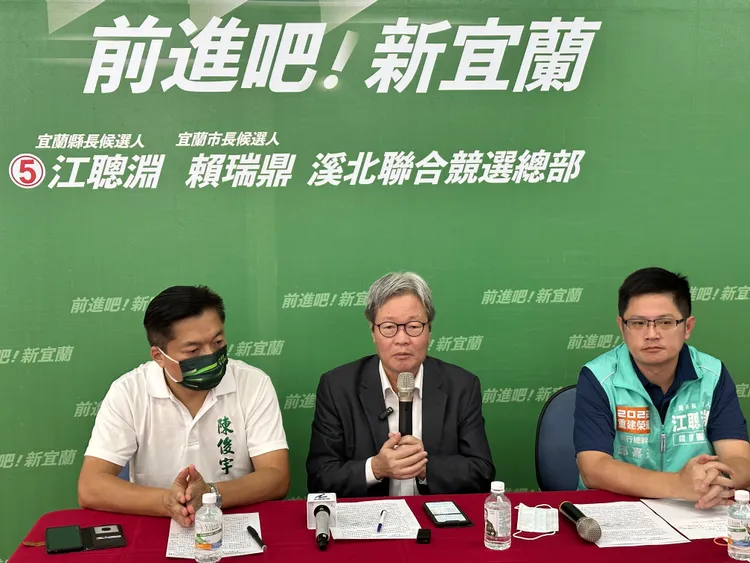 民進黨宜蘭縣長候選人江聰淵競選總部今天召開「檢驗台灣民衆黨的台灣立場」記者會，競總3名發言人陳俊宇（左起）、陳金德及邱嘉進輪番砲轟民眾黨。林泊志攝