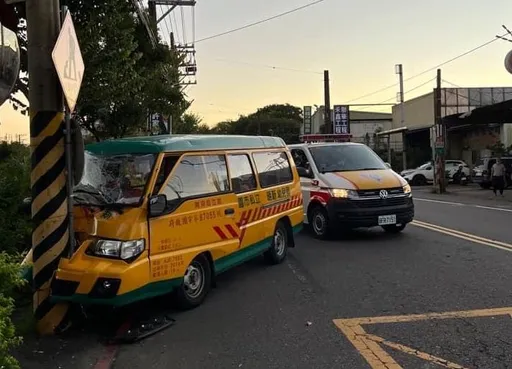 桃園幼兒園娃娃車自撞電桿　司機、4學童輕傷送醫