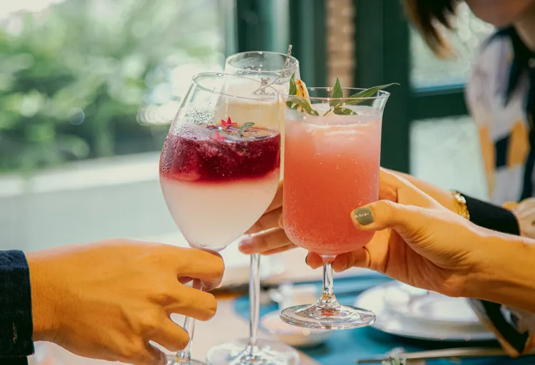 若想來點微醺時光，氣泡紅酒、鳳梨可樂達或花香啤酒都很搭菜。業者提供