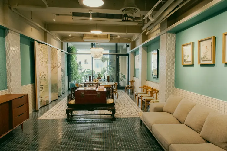 不同於對包廂的刻板印象，柳梢青沒有明顯分隔的牆面或屏風，反而擺上了第一代創始人七十年前攜家帶眷、飄洋過海裝著家當的木箱，藉此分內外。業者提供