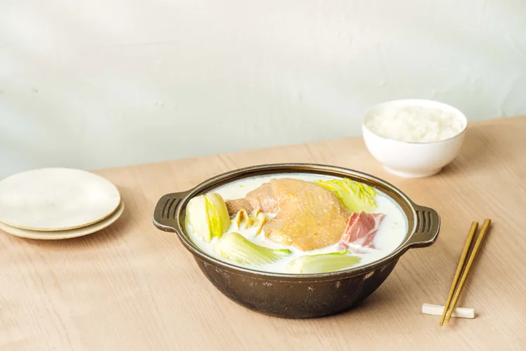 柳梢青的「芽白土雞鍋」選用肉質飽滿結實的土雞，搭配芽白、金華火腿、扁尖筍一起燉煮。業者提供