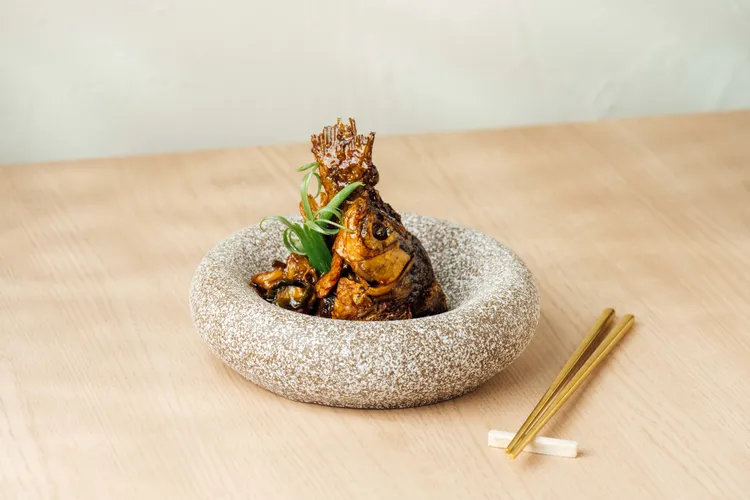 老饕最愛的經典前菜「蔥㸆鯽魚」。業者提供