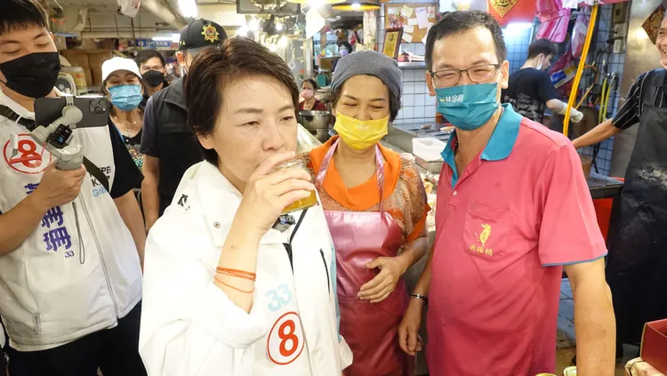 攤販熱情請黃珊珊喝雞精。莊宗達攝